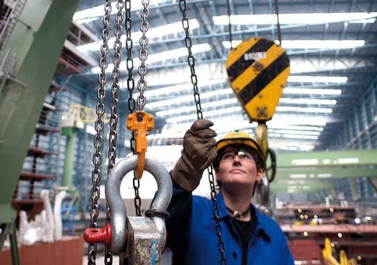 Operario utilizando um equipamento da ABF Elevações.